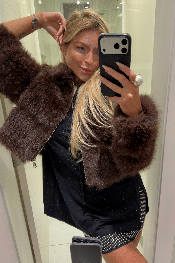 Saia curta de rede com aplicações de strass