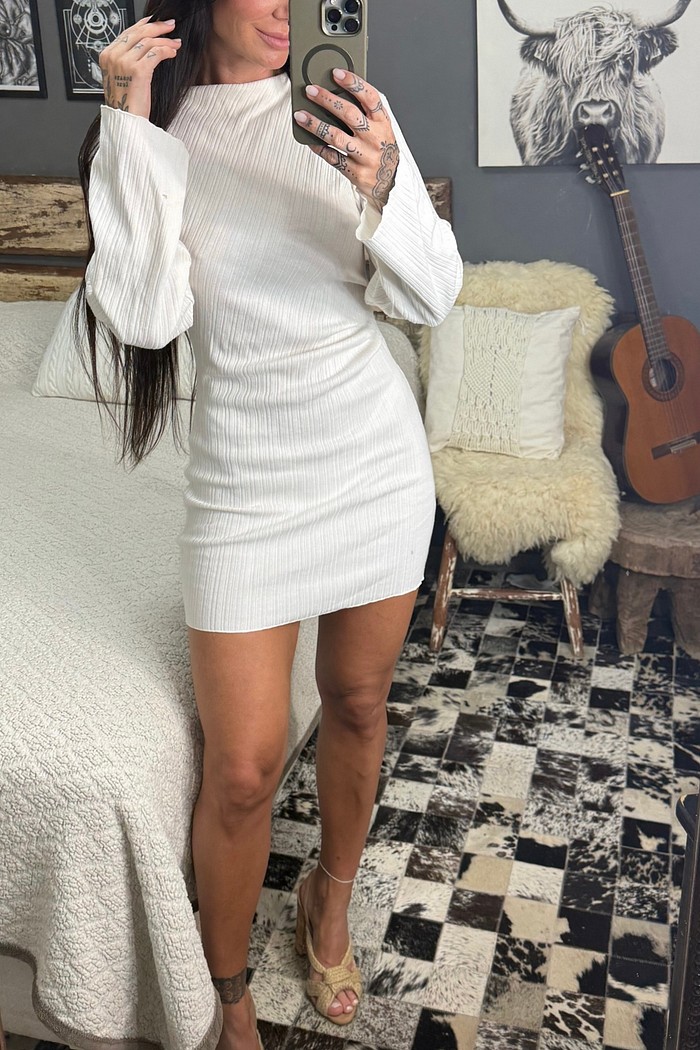 Vestido curto manga longa com textura