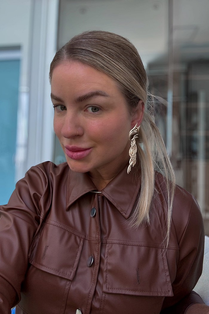 Brinco folhas irregular dourado