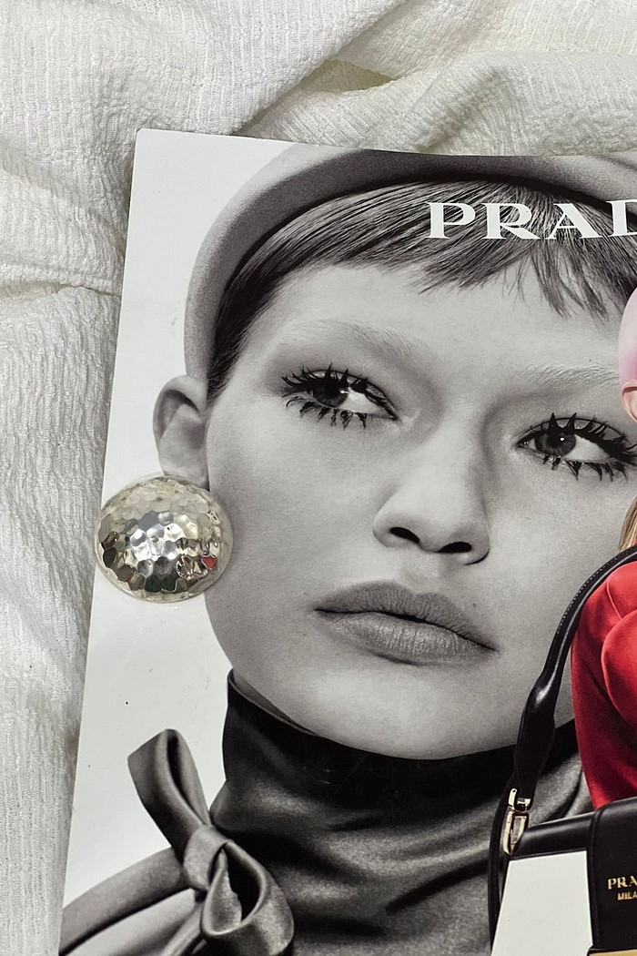 Brinco prata redondo amassadinho