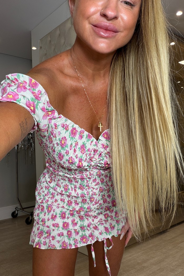 Vestido cereja branco com estampa de flores rosa