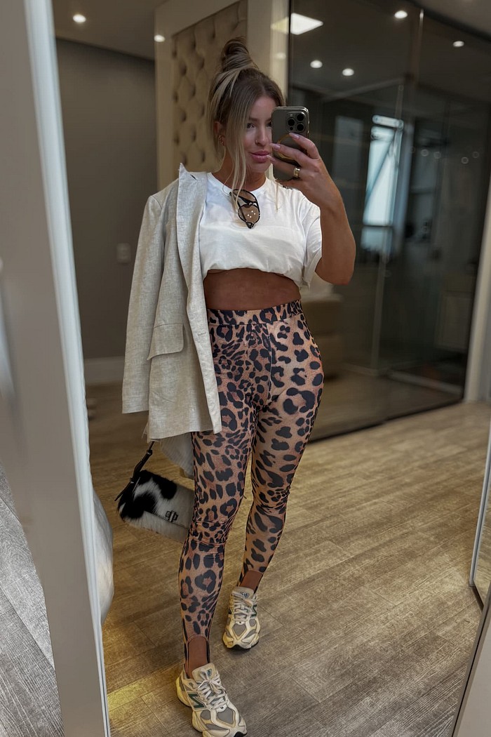 Calça legging com pézinho estampa onça