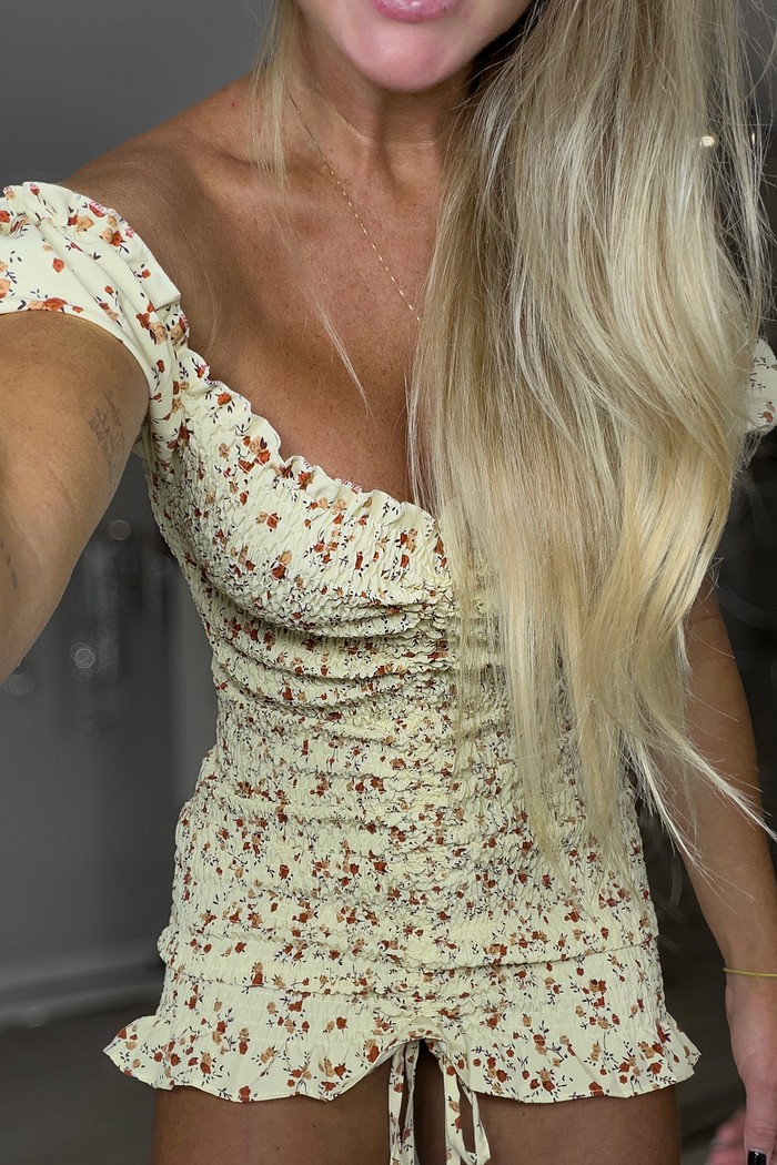 Vestido cereja  amarelo manteiga com estampa de  flores