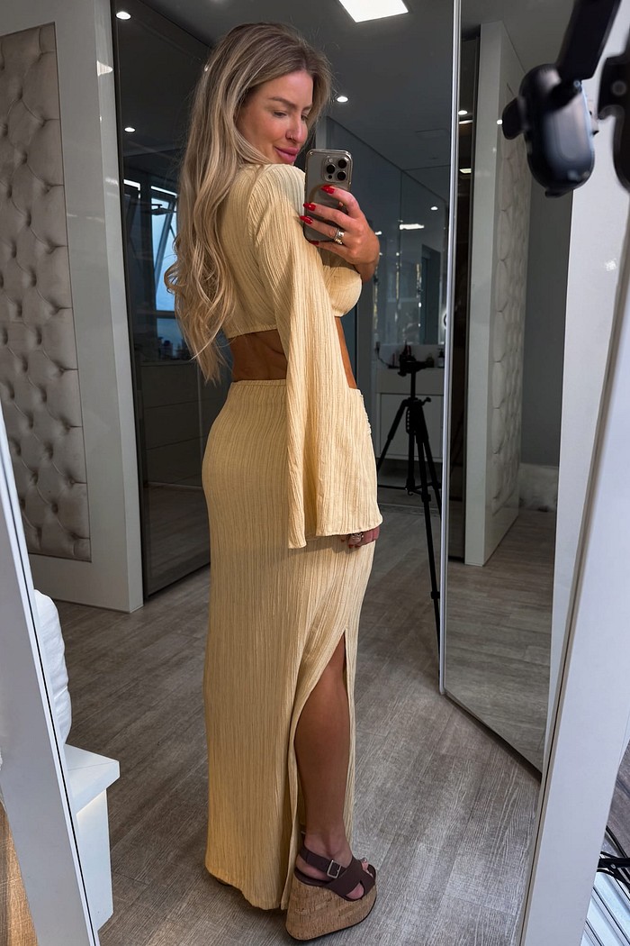 Conjunto saia midi com fenda e cropped de um ombro só Agnes