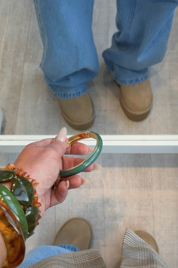 Bracelete em acrílico verde liso  e metal dourado