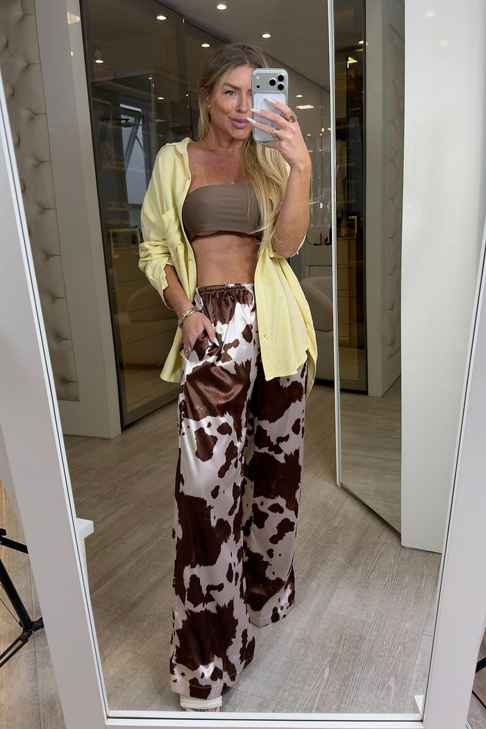 Calça wid leg em cetim estampa vaquinha