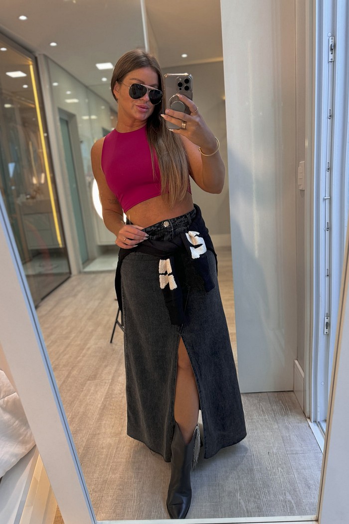 Saia jeans midi com fenda frontal