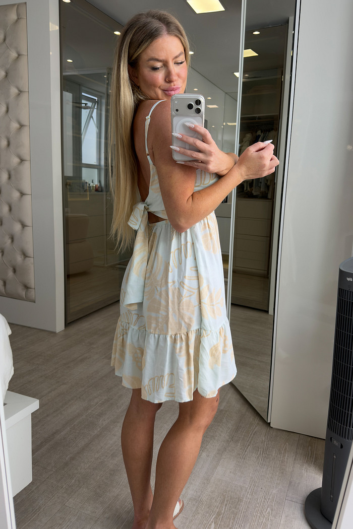 Vestido curto de alcinha com abertura nas costas e amarração estampado