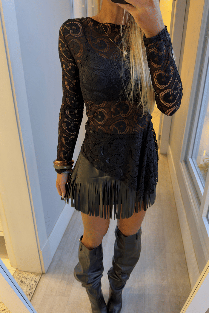 Saia curta em couro com detalhes em franjas