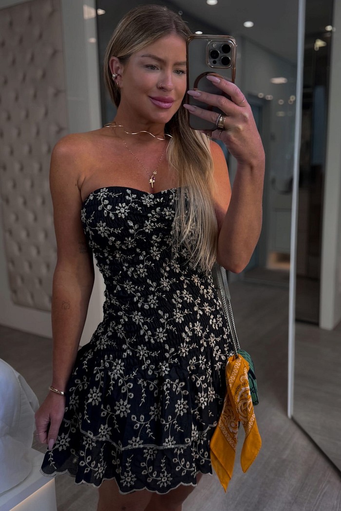 Vestido curto tomara que caia em lastex com babados