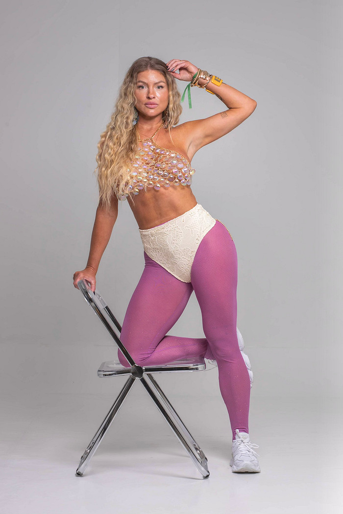 Meia calça roxa com aplicações em strass