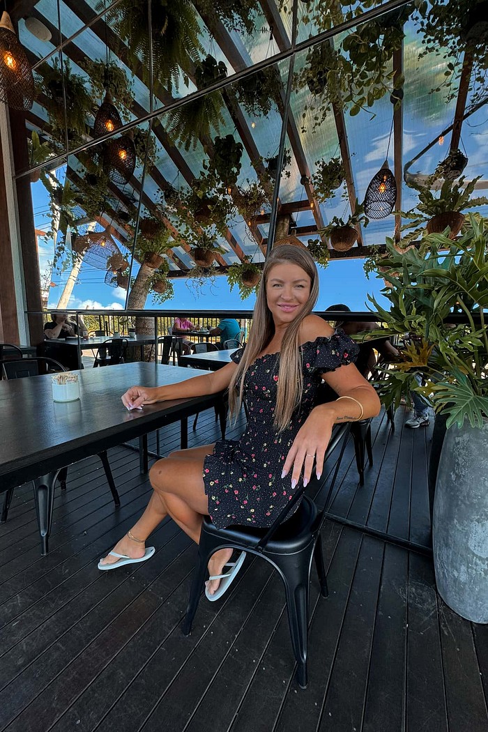 Vestido cereja preto com flores vermelhas