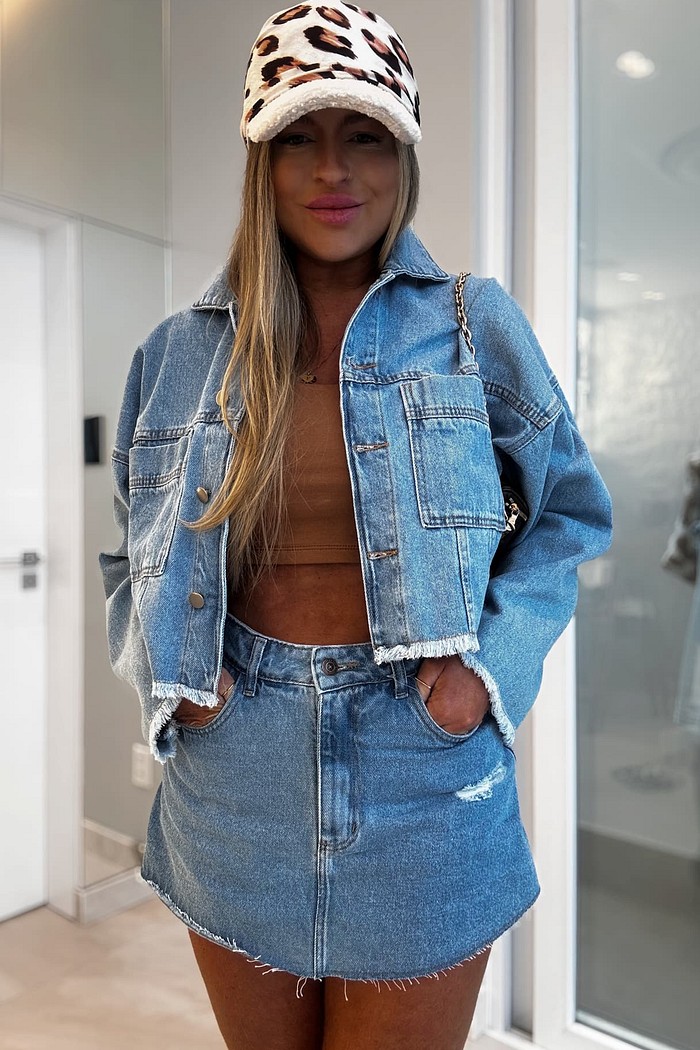 Jaqueta jeans oversize barra desfiada