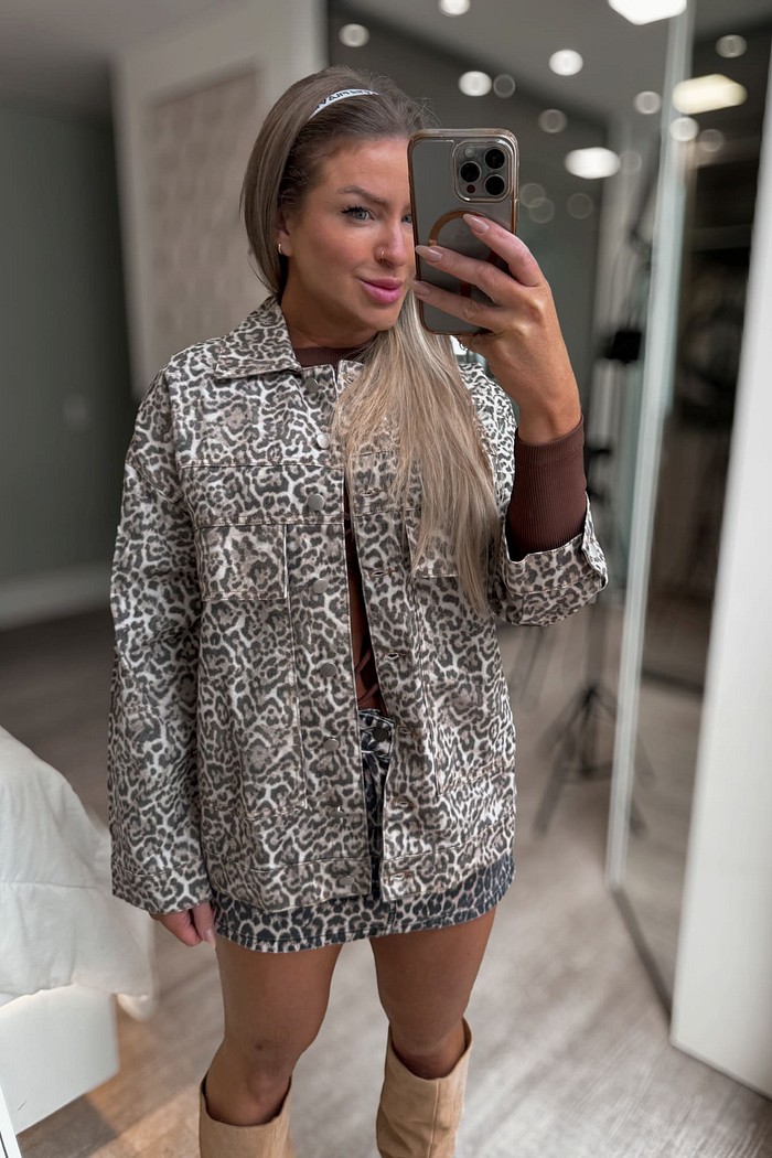 Jaqueta jeans alongada estampa onça