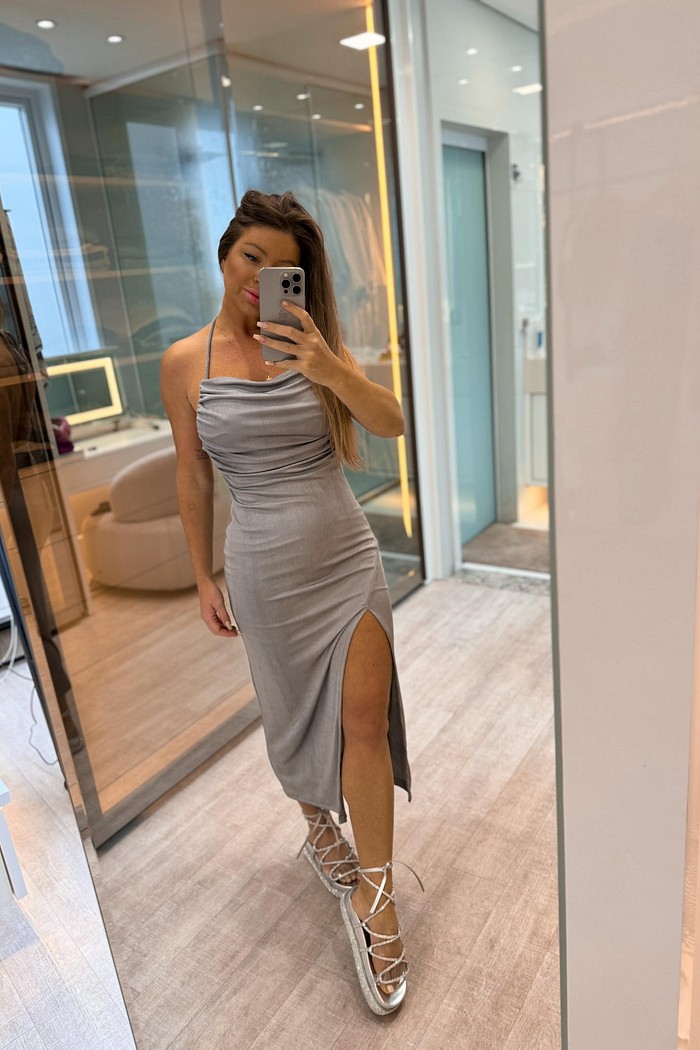 Vestido midi com fenda