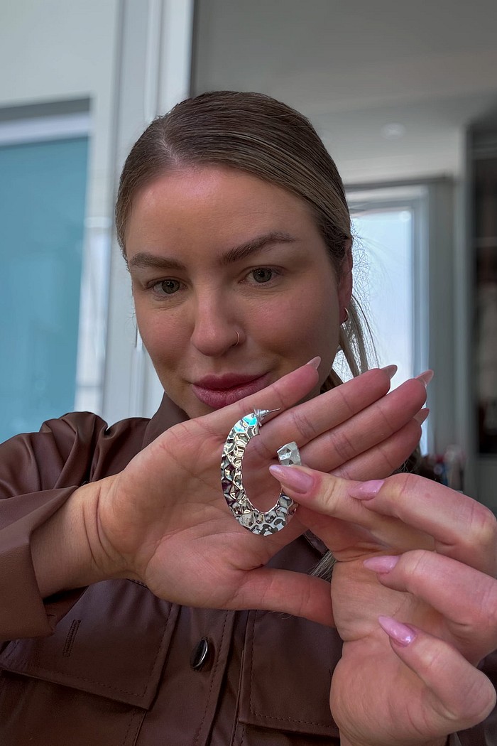 Brinco de argola oval irregular trabalhado