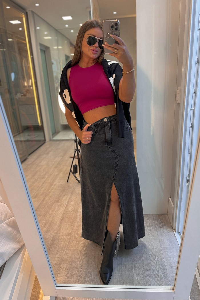 Saia jeans midi com fenda frontal