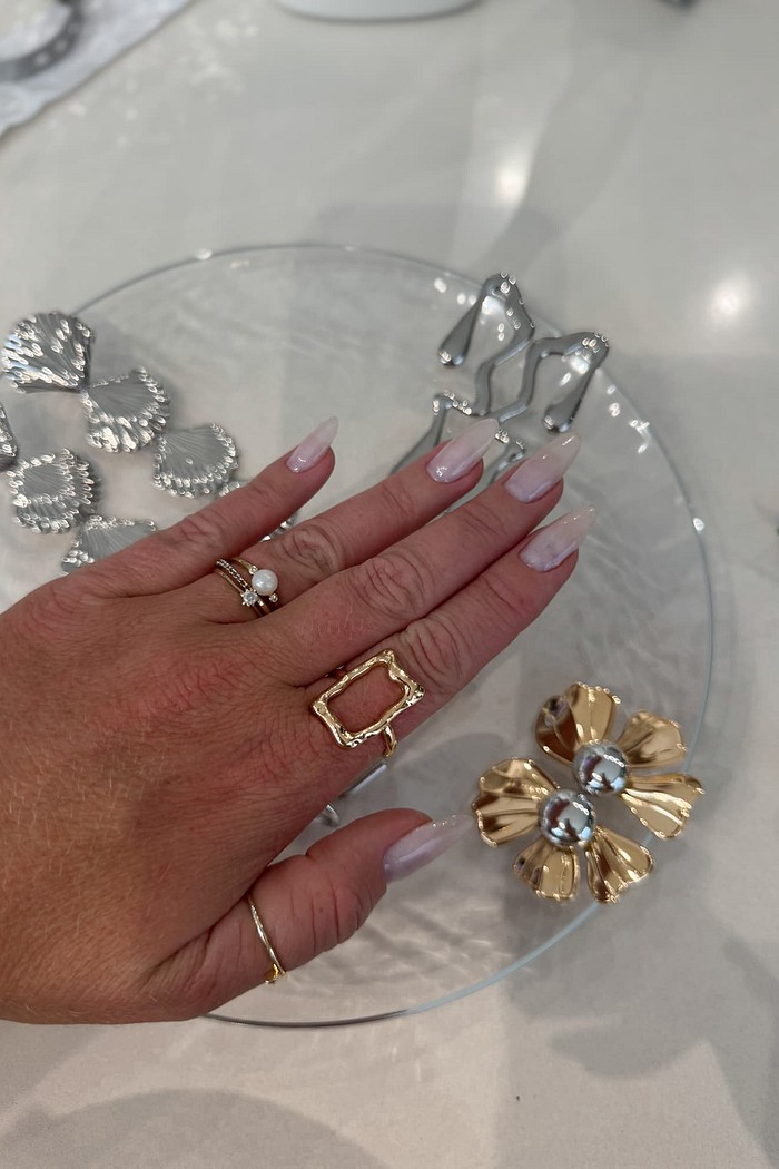 Anel orgânico quadrado vazado dourado