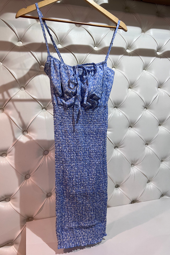 Vestido sheila azul claro com estampa de flores branca