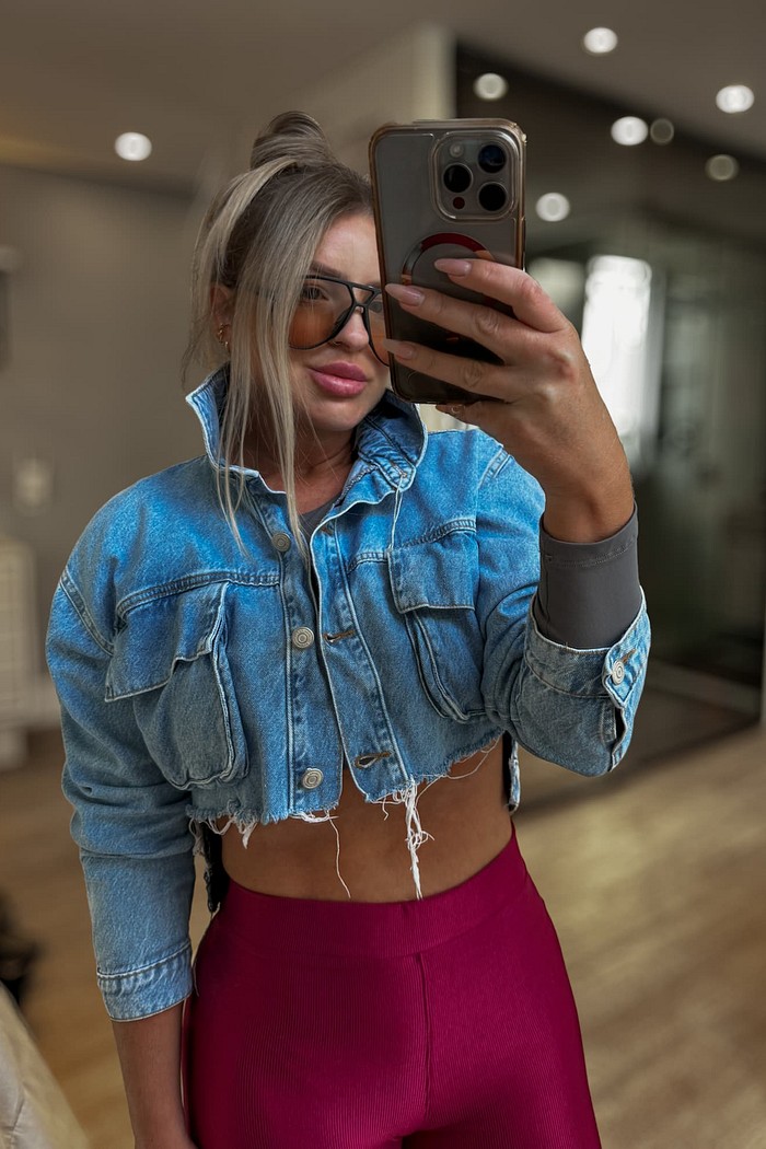 Jaqueta jeans cropped com bolsos Elisa
