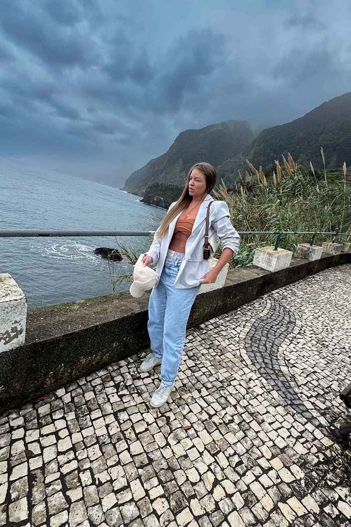 Blazer alongado de linho cinza claro