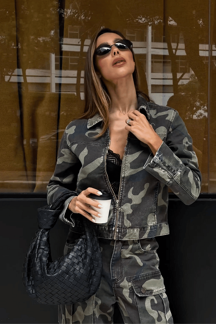 Jaqueta jeans curta camuflada