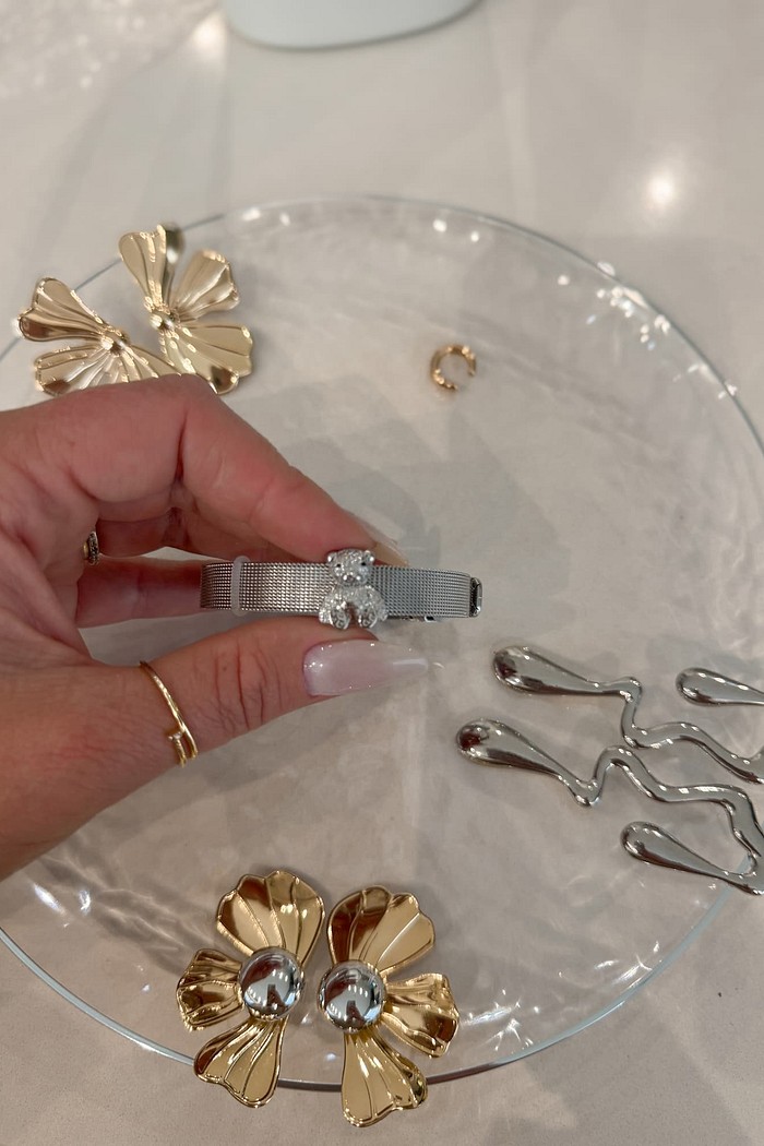 Pulseira malhada com pingente urso