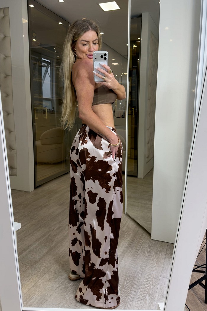 Calça wid leg em cetim estampa vaquinha