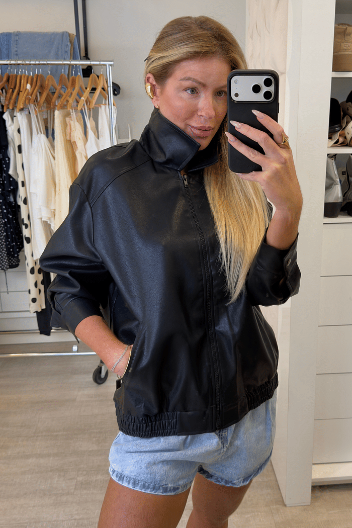 Jaqueta em couro sintético oversize Rebeca