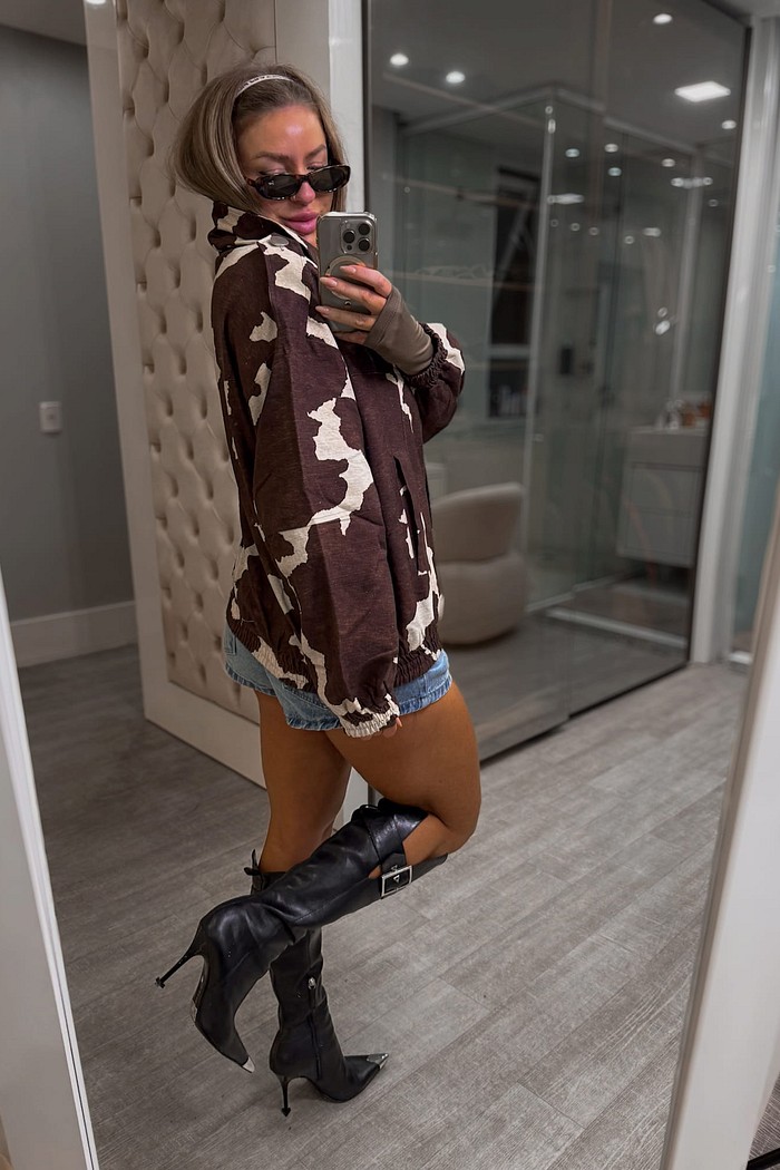 Jaqueta bomber com detalhes em recortes estampa vaquinha