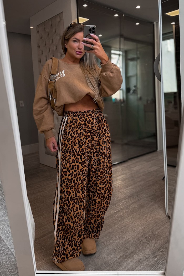 Calça track pants com listras e elástico no punho