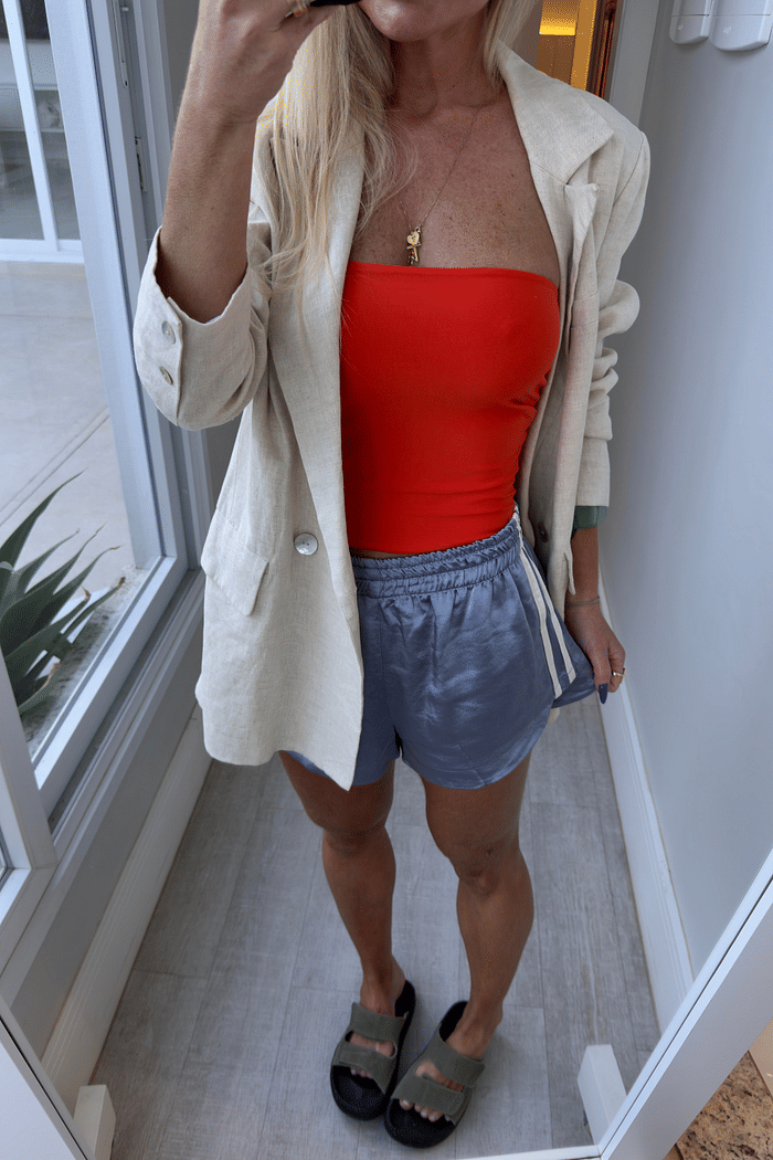 Shorts curto com listra