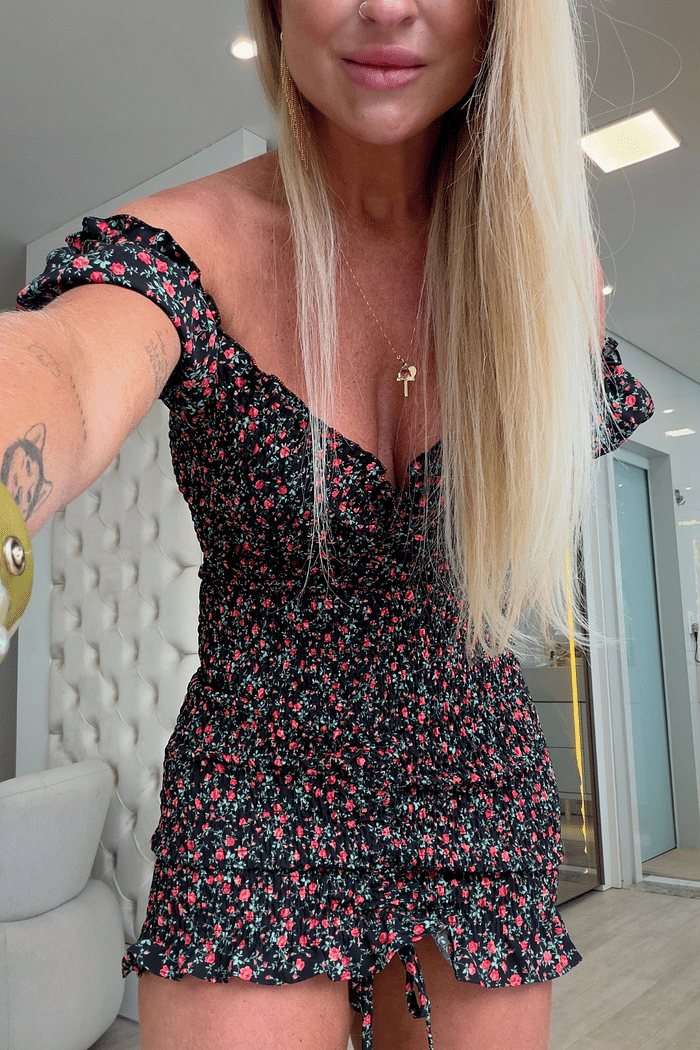 Vestido cereja preto com estampa de flores vermelhas