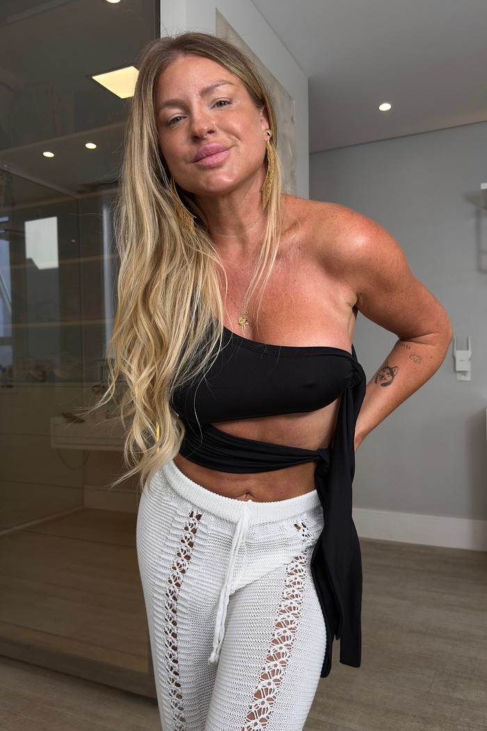 Cropped um ombro  com recorte e amarração Adele