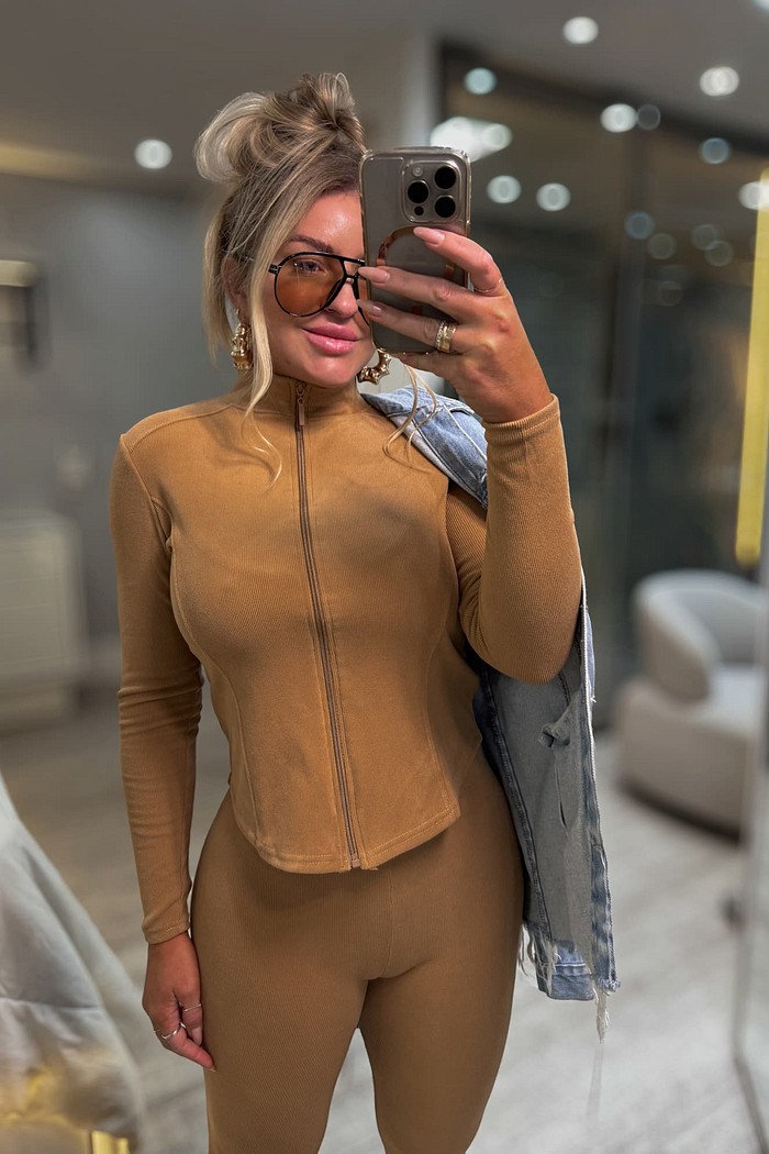 Jaqueta em malha peluciada com detalhes em costura Gabi