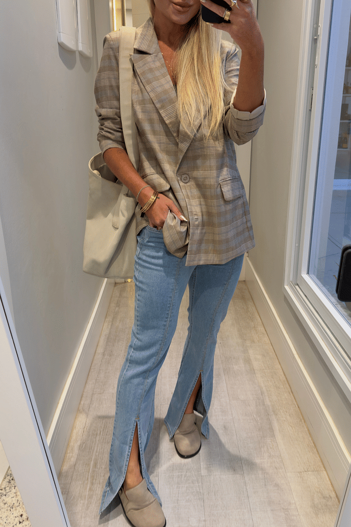 Calça jeans flare com fenda frontal Vivian