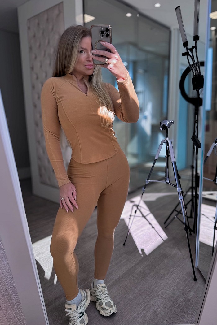 Blusa em malha peluciada com detalhes em costura e zíper Gabi