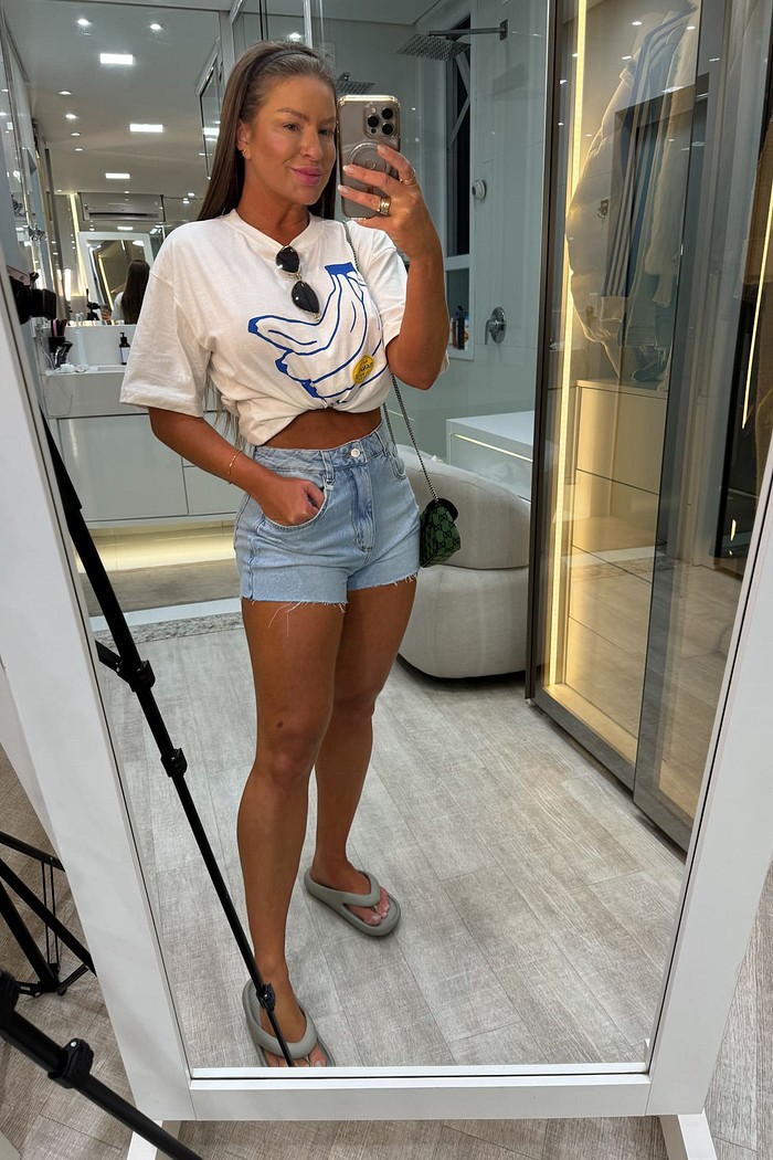 Camiseta alongada branca estampa bananas