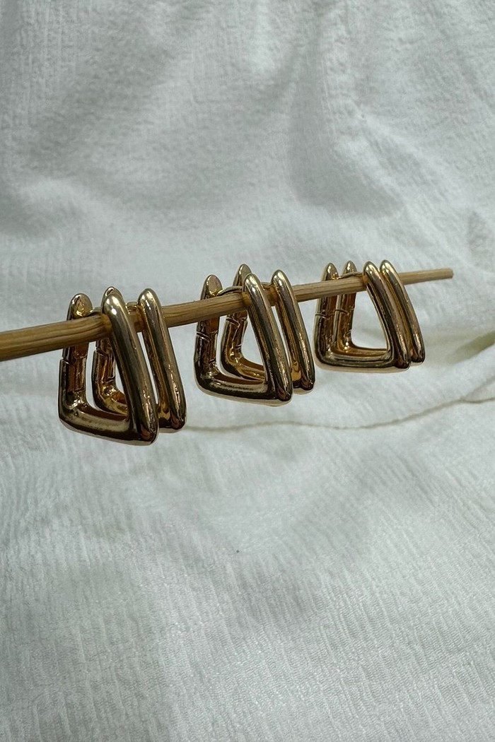 Brinco dourado argola quadrada grande