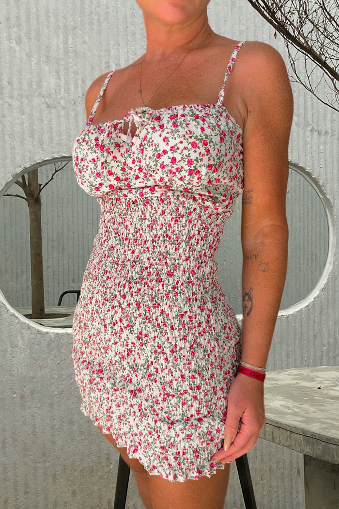 Vestido sheila branco com flores vermelhas