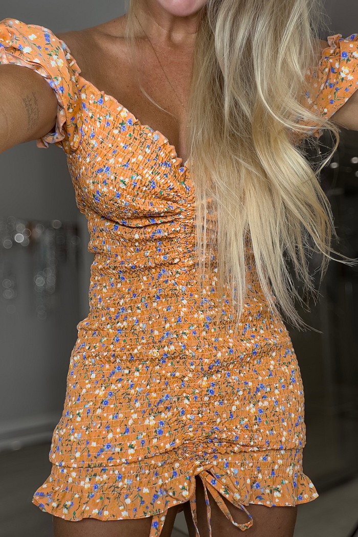 Vestido cereja laranja com estampa de  flores