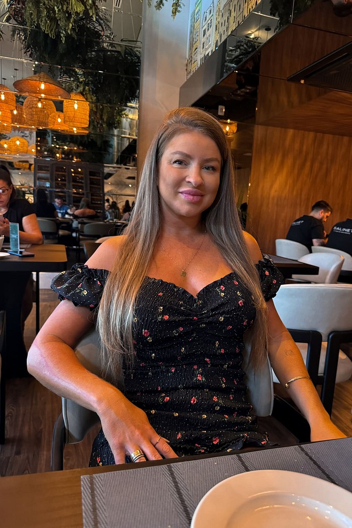 Vestido cereja preto com flores vermelhas