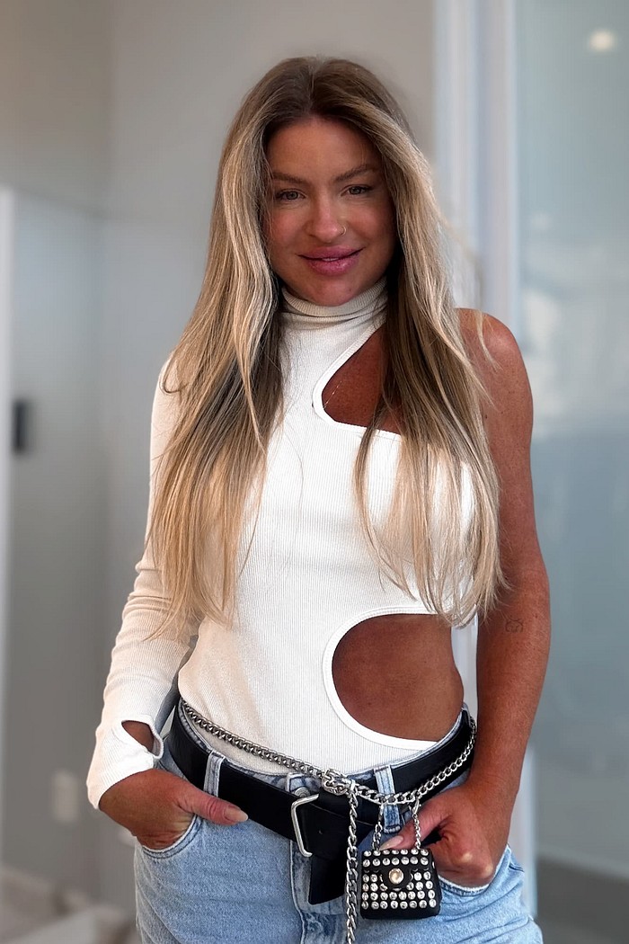 Body um ombro só canelado com abertura lateral Ingrid