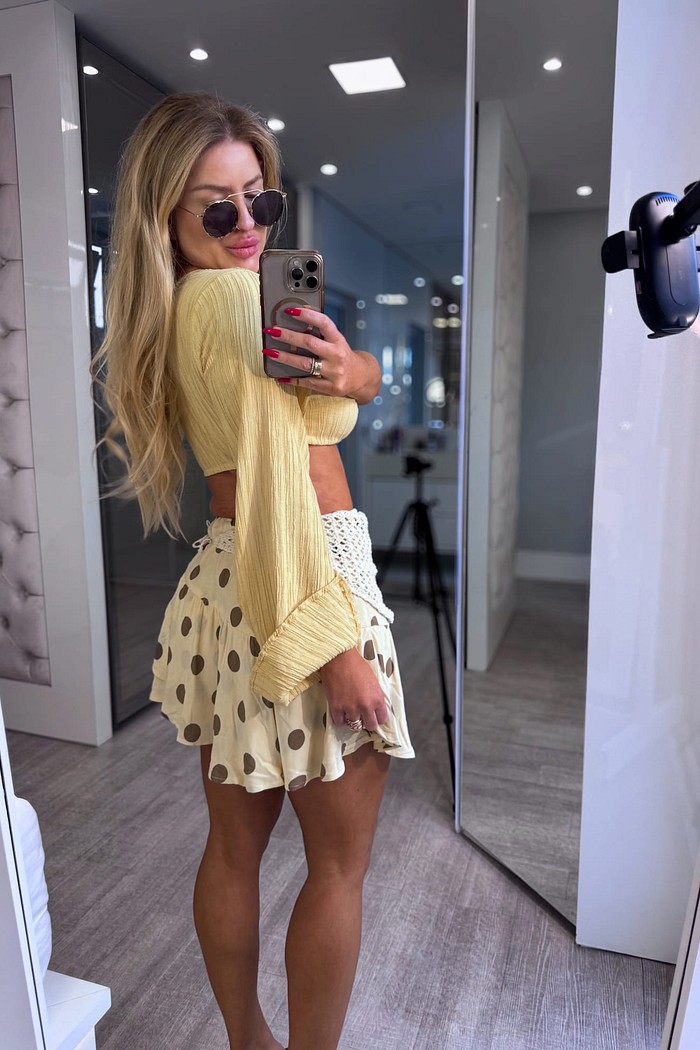 Saia curta com babados estampa poá