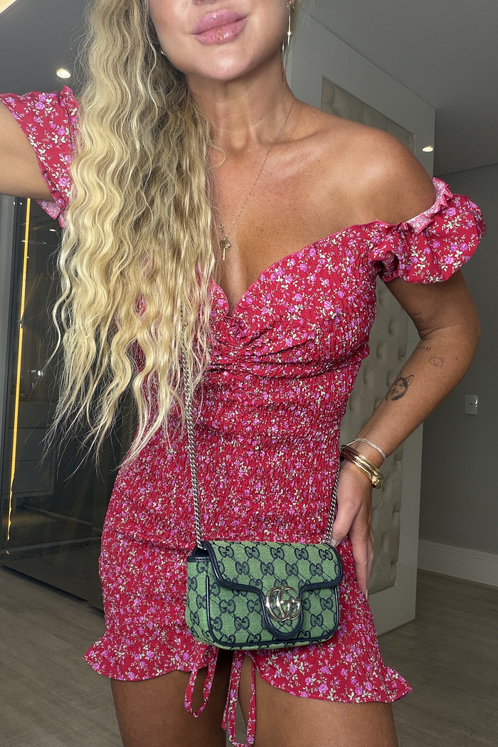 Vestido cereja fúcsia com flores