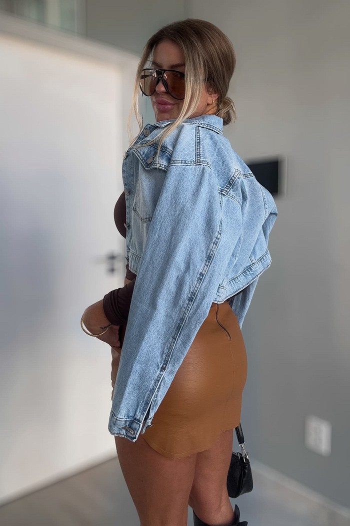 Saia curta de couro sintético arredondada na barra arabela