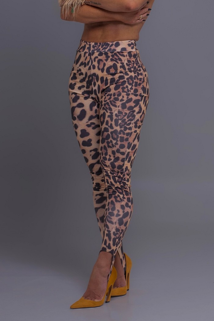 Calça legging com pézinho estampa onça