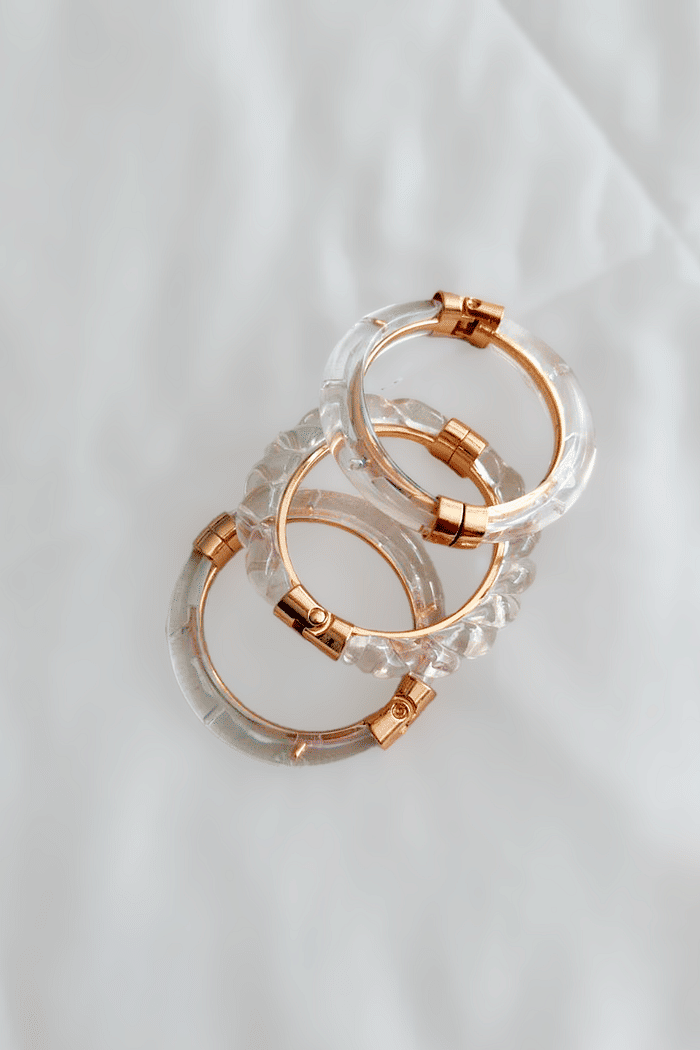 Bracelete em acrílico retorcido com metal dourado Morgana