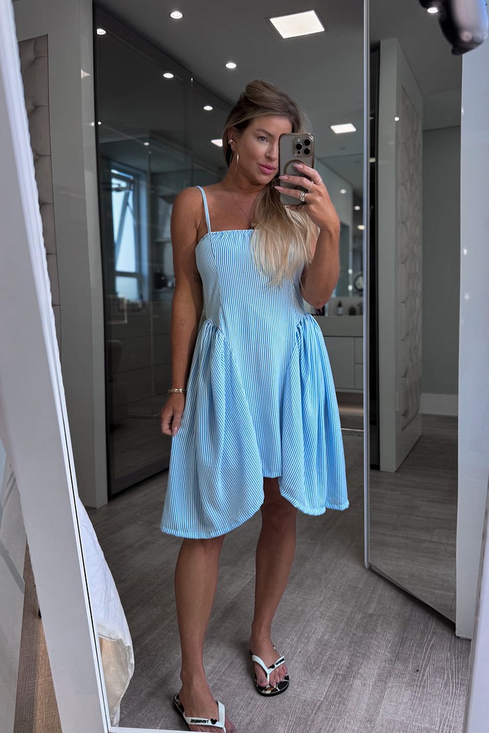 Vestido curto de alcinha soltinho com pregas  estampa de listras