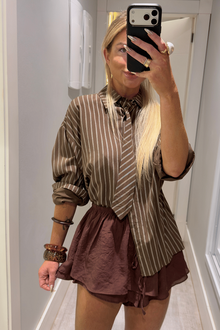 Camisa marrom risca de giz com Gravata Larissa